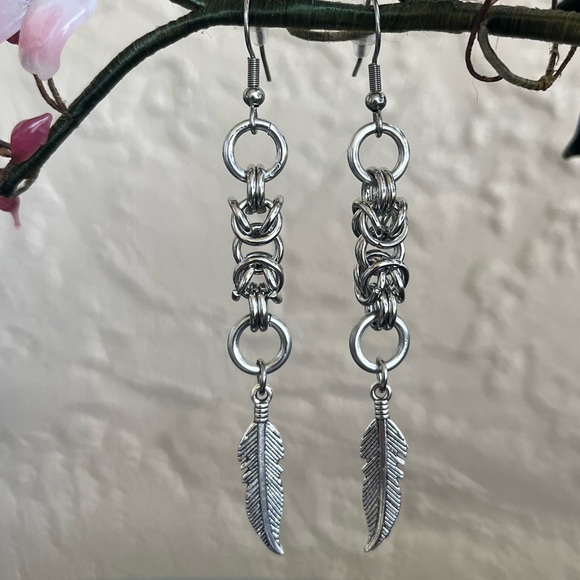 Handmade maille leaf feather dangly stainless steel post earrings boho silver - Picture 8 of 10